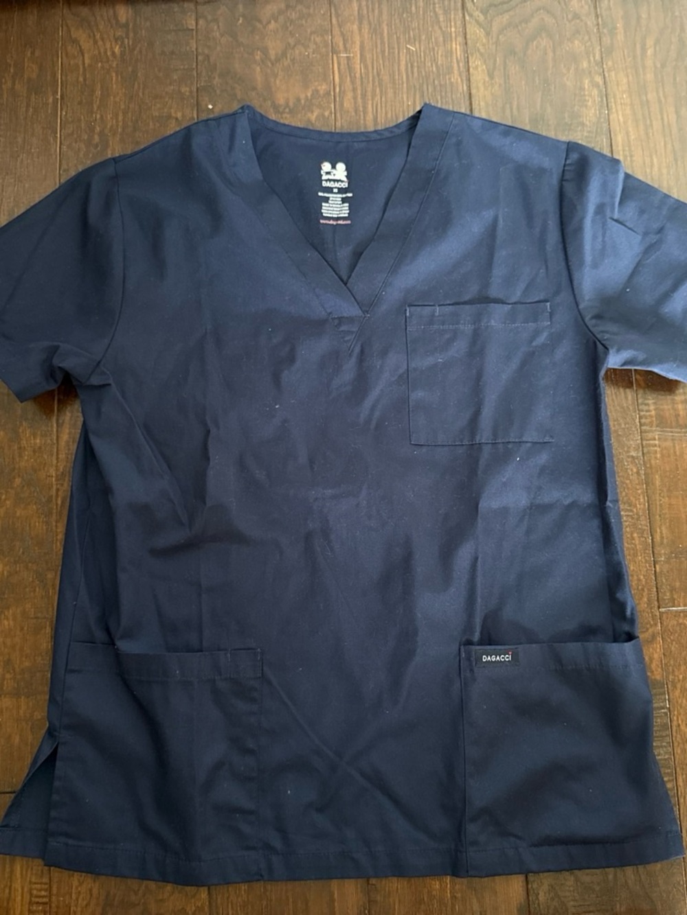 DAGACCI Women's Navy V-Neck Scrub Top